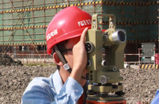 電力工作者認(rèn)真工作