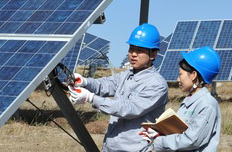 國家電網(wǎng)員工正在認(rèn)真工作