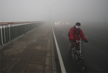 哈市部分地區能見度不足三米