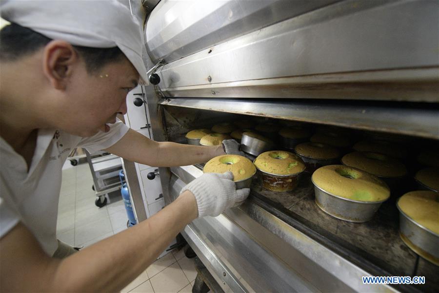 SINGAPORE-PANDAN CAKE-MAKING