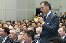 企業(yè)家代表向李克強(qiáng)提問