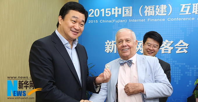 羅杰斯參加思客會,與新華網董事長、總裁田舒斌親切交談。