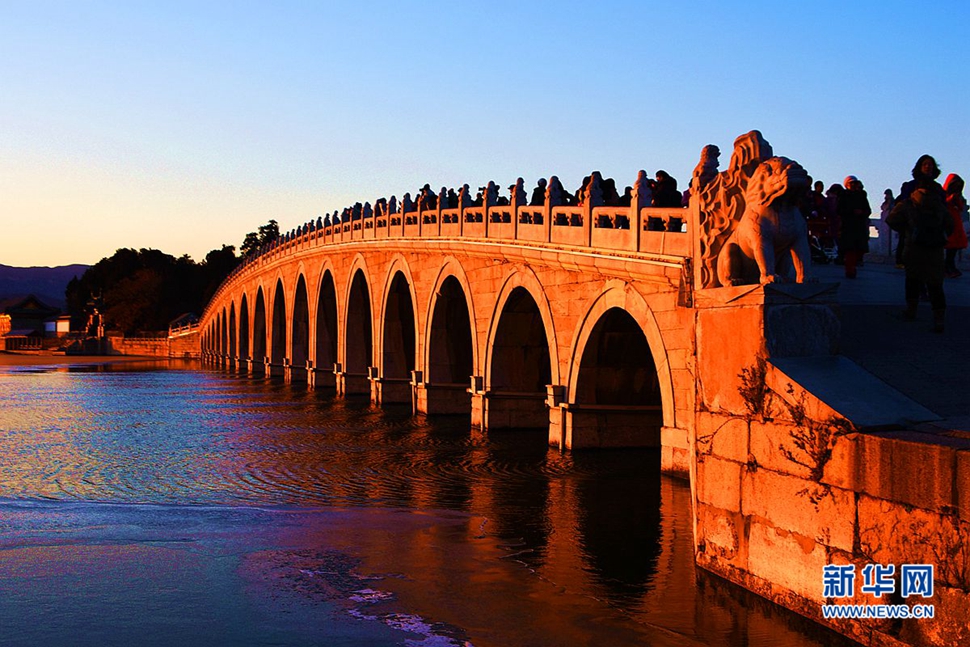 夕陽染紅了昆明湖