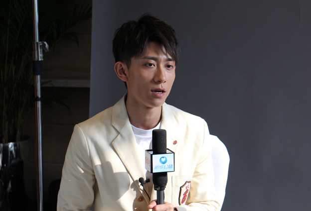 國(guó)有棟梁，大愛無疆；爾如嫩草，小愛芬芳。