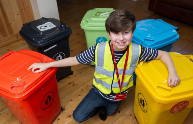 英男童愛(ài)垃圾網(wǎng)上競(jìng)價(jià)購(gòu)買(mǎi)垃圾車(chē)【圖】