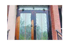 物業強行把業主房門涂黑 稱公司要求統一