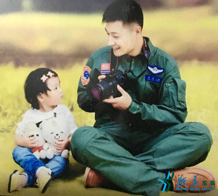 &uarr;資料圖片：被選為艦載戰(zhàn)斗機飛行員的張超與女兒合影。