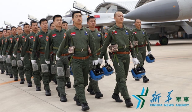 &uarr;飛行員列隊(duì)進(jìn)場。