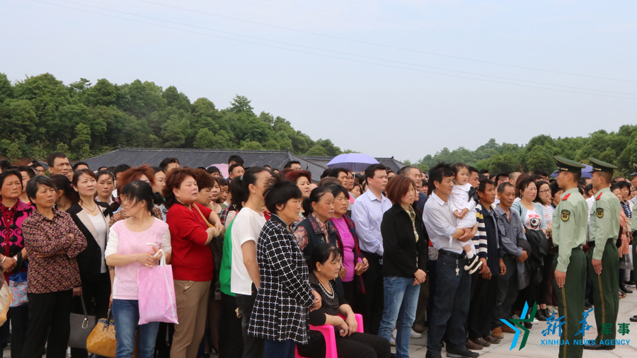 &uarr;張超烈士骨灰安葬儀式現場，岳陽的父老鄉親紛紛來給張超送別。