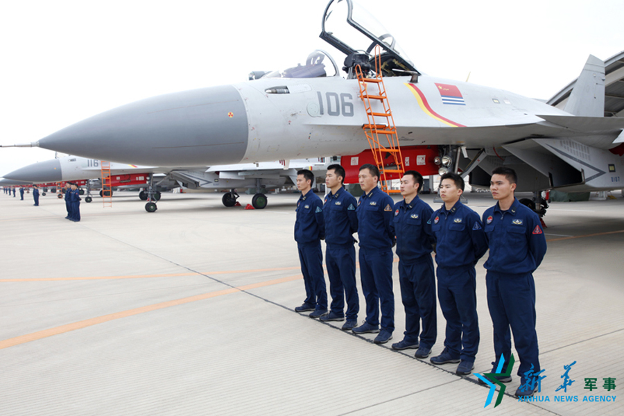 &uarr;機(jī)務(wù)官兵為戰(zhàn)鷹保駕護(hù)航。