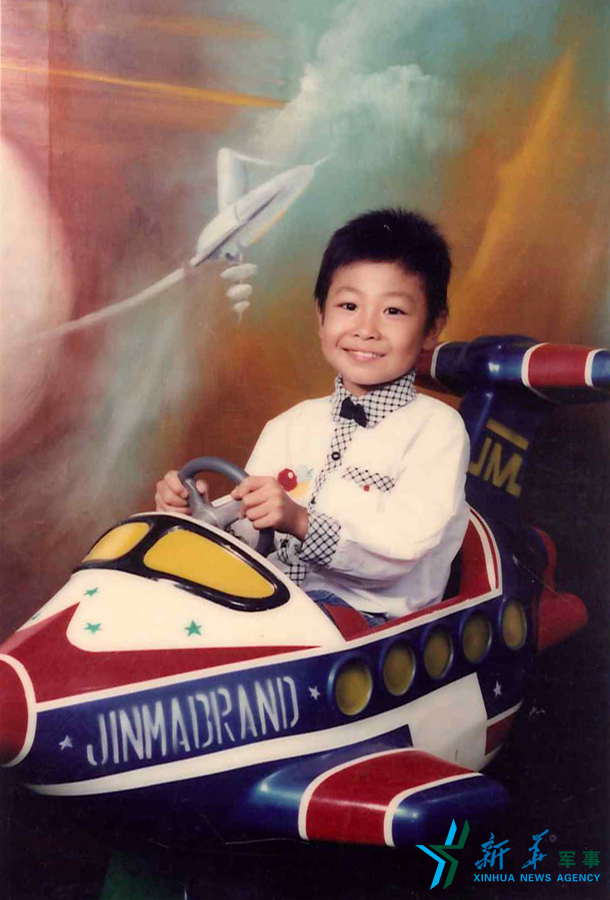 &uarr;資料圖片：長大后當一名優秀的飛行員是張超兒時種下的夢想。