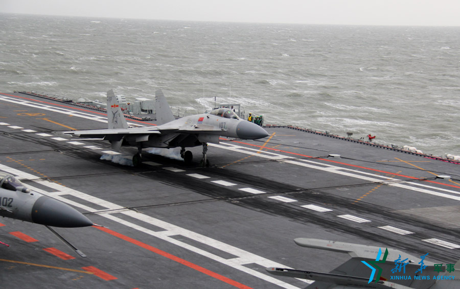 &uarr;資料圖片：艦載戰斗機下落著艦瞬間。