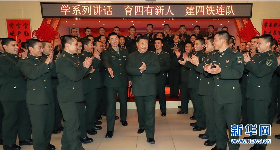 1月23日，習近平專程來到陸軍第65集團軍，深入基層連隊，看望慰問官兵，代表黨中央和中央軍委，向全軍指戰員、武警部隊官兵、民兵預備役人員致以誠摯問候和新春祝福。這是習近平在該集團軍&ldquo;大功三連&rdquo;同官兵在一起。新華社記者李剛攝