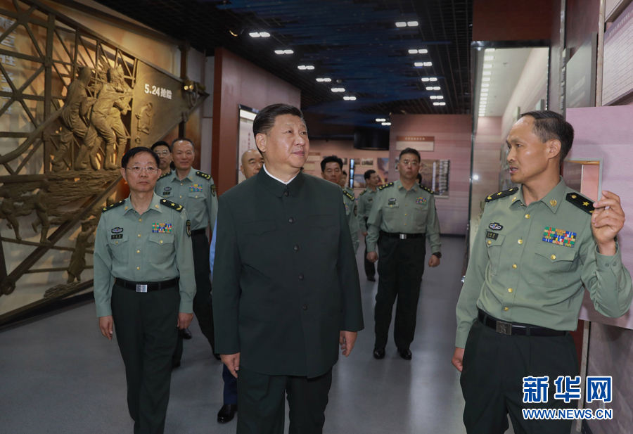 6月22日，正在山西省考察工作的中共中央總書記、國家主席、中央軍委主席習近平來到駐晉部隊某基地視察調研，代表黨中央和中央軍委，向基地組建50周年致以熱烈的祝賀，向老一輩創業者、廣大基地官兵致以崇高的敬意和誠摯的問候。這是習近平視察基地軍史館。新華社記者 李剛 攝