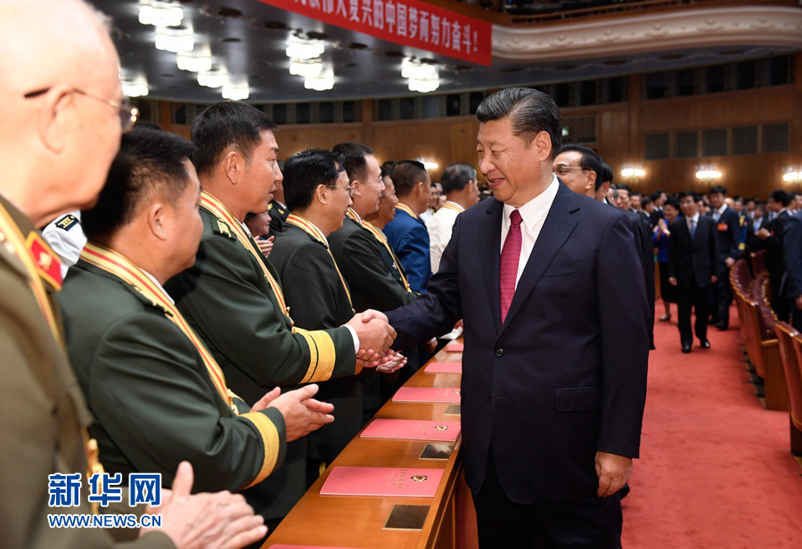 7月28日，慶祝中國人民解放軍建軍90周年文藝晚會《在黨的旗幟下》在北京人民大會堂舉行。中共中央總書記、國家主席、中央軍委主席習近平和李克強、張德江、俞正聲、劉云山、王岐山、張高麗等黨和國家領導人，與首都3000多名各界群眾一起觀看演出。演出開始前，習近平等與老戰士、老同志代表和&ldquo;八一勛章&rdquo;獲得者親切握手。新華社記者 李學仁 攝