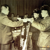 為雷鋒同志頒發錦旗