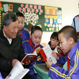 喬安山給小學生講雷鋒的故事。