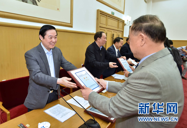 4月8日,中共中央政治局委員、中央書記處書記、中宣部部長劉奇葆在北京同講好中國故事專家學者、文化交流使者研討班學員座談。這是劉奇葆在座談會上向獲得講好中國故事文化交流使者稱號的代表頒發證書。新華社記者 李濤 攝 4月8日,中共中央政治局委員、中央書記處書記、中宣部部長劉奇葆在北京同講好中國故事專家學者、文化交流使者研討班學員座談。這是劉奇葆在座談會上向獲得講好中國故事文化交流使者稱號的代表頒發證書。新華社記者 李濤 攝