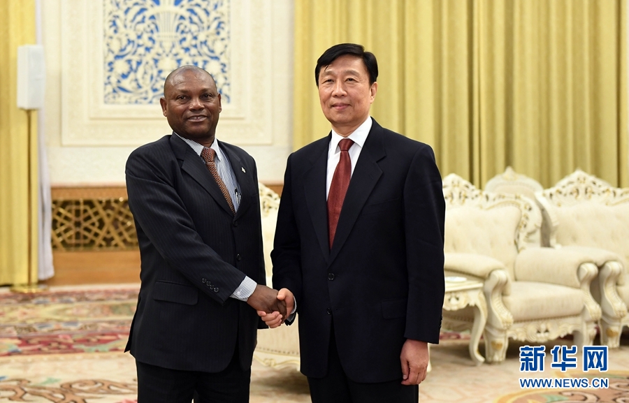 12月26日，國家副主席李源潮在北京會見圣多美和普林西比外交和海外僑民部部長博特略。 新華社記者 張鐸 攝