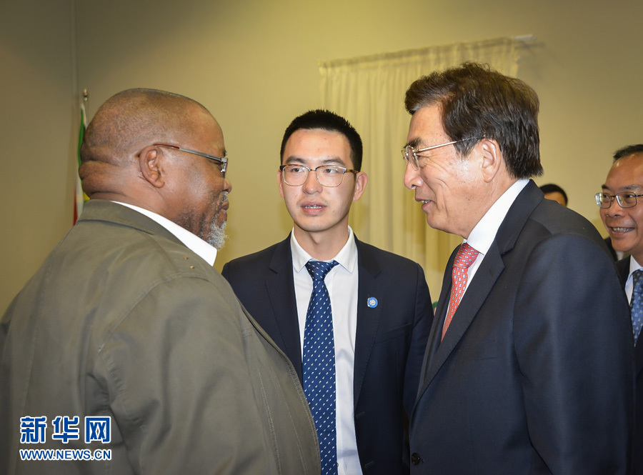 3月26日,中共中央政治局委員、北京市委書記郭金龍(前右)在南非約翰內(nèi)斯堡與執(zhí)政的南非非洲人國民大會總書記曼塔謝(前左)舉行工作會談。 新華社記者趙熙攝 3月26日,中共中央政治局委員、北京市委書記郭金龍(前右)在南非約翰內(nèi)斯堡與執(zhí)政的南非非洲人國民大會總書記曼塔謝(前左)舉行工作會談。 新華社記者趙熙攝