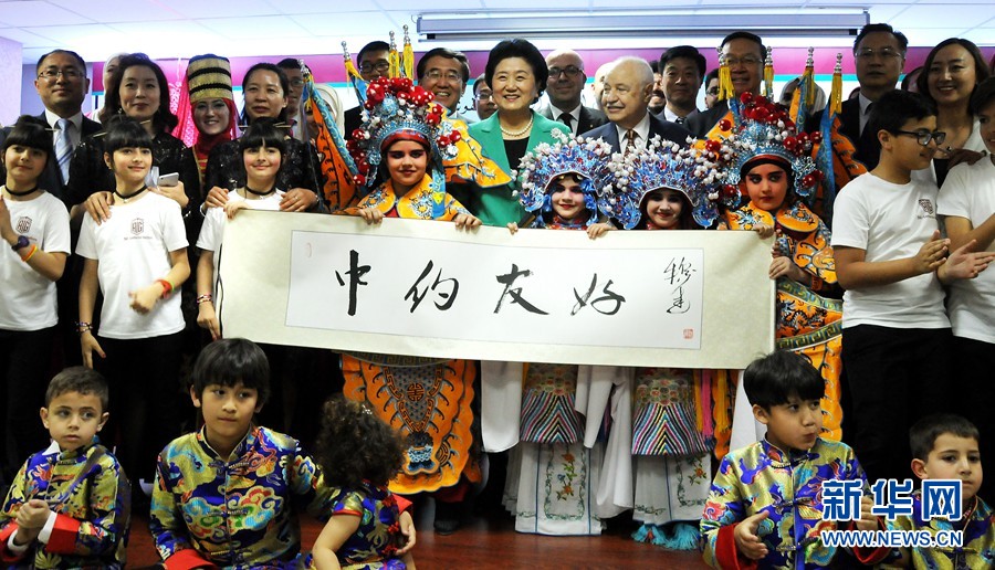 4月20日,在約旦首都安曼,中國(guó)國(guó)務(wù)院副總理劉延?xùn)|(中)考察TAG孔子學(xué)院。 新華社記者林曉蔚攝 4月20日,在約旦首都安曼,中國(guó)國(guó)務(wù)院副總理劉延?xùn)|(中)考察TAG孔子學(xué)院。 新華社記者林曉蔚攝