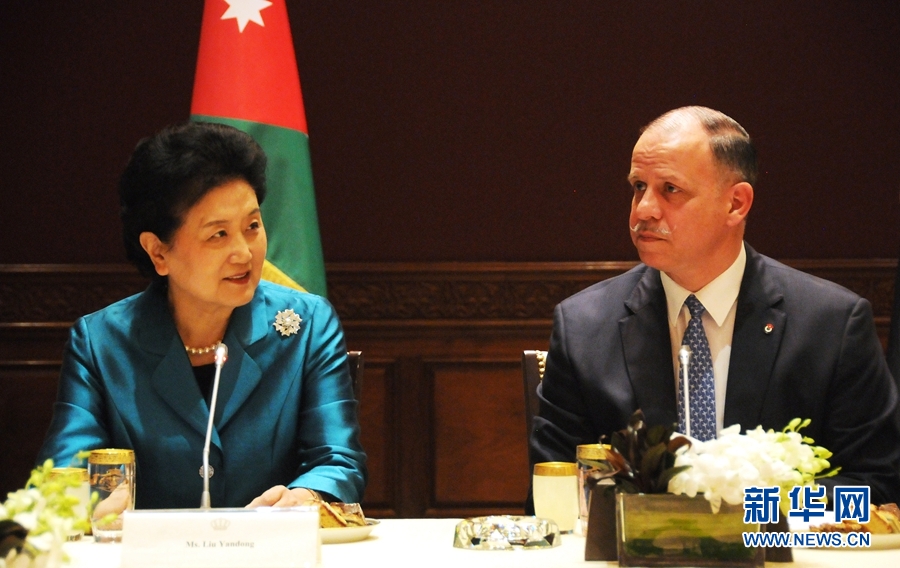 4月20日，在約旦首都安曼，約旦代國(guó)王費(fèi)薩爾（右）會(huì)見(jiàn)中國(guó)國(guó)務(wù)院副總理劉延?xùn)|。 新華社記者林曉蔚攝