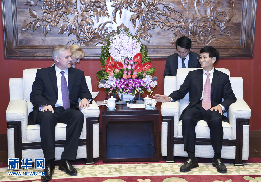 4月26日,中共中央政治局委員、中央政法委書(shū)記孟建柱在北京會(huì)見(jiàn)白俄羅斯安全會(huì)議國(guó)務(wù)秘書(shū)扎西。 新華社記者 張領(lǐng) 攝 4月26日,中共中央政治局委員、中央政法委書(shū)記孟建柱在北京會(huì)見(jiàn)白俄羅斯安全會(huì)議國(guó)務(wù)秘書(shū)扎西。 新華社記者 張領(lǐng) 攝