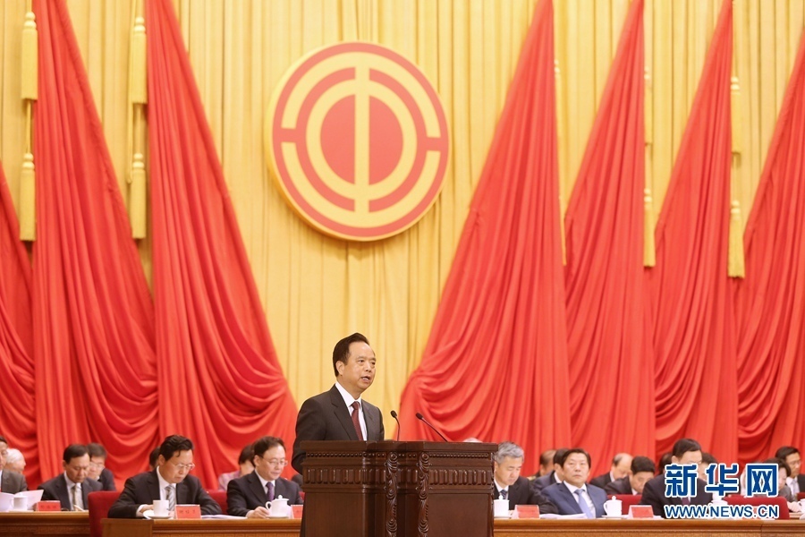 4月27日,慶祝“五一”國際勞動節(jié)暨全國五一勞動獎和全國工人先鋒號表彰大會在北京人民大會堂舉行。中共中央政治局委員、中華全國總工會主席李建國出席大會并講話。新華社記者 才揚(yáng) 攝 4月27日,慶祝“五一”國際勞動節(jié)暨全國五一勞動獎和全國工人先鋒號表彰大會在北京人民大會堂舉行。中共中央政治局委員、中華全國總工會主席李建國出席大會并講話。新華社記者 才揚(yáng) 攝