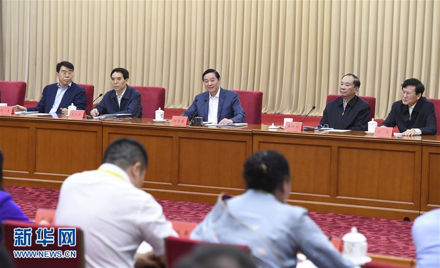 5月18日,中共中央政治局委員、中央書記處書記、中宣部部長劉奇葆在北京出席紀(jì)念新華書店成立80周年座談會(huì)并講話。 新華社記者 張領(lǐng) 攝 5月18日,中共中央政治局委員、中央書記處書記、中宣部部長劉奇葆在北京出席紀(jì)念新華書店成立80周年座談會(huì)并講話。 新華社記者 張領(lǐng) 攝