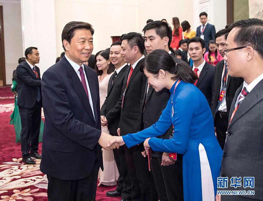 5月22日,中共中央政治局委員、國家副主席李源潮在北京會(huì)見越南胡志明共青團(tuán)中央書記處第一書記黎國鋒率領(lǐng)的越南青年代表團(tuán)。 新華社記者李濤 攝 5月22日,中共中央政治局委員、國家副主席李源潮在北京會(huì)見越南胡志明共青團(tuán)中央書記處第一書記黎國鋒率領(lǐng)的越南青年代表團(tuán)。 新華社記者李濤 攝