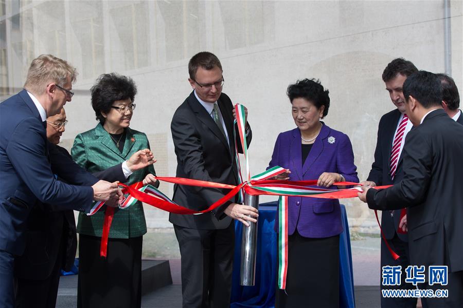 6月18日，在匈牙利布達(dá)佩斯，中國(guó)國(guó)務(wù)院副總理劉延?xùn)|在考察匈牙利塞梅爾維斯醫(yī)科大學(xué)時(shí)為健康學(xué)院新教學(xué)樓奠基。中國(guó)國(guó)務(wù)院副總理劉延?xùn)|18日在布達(dá)佩斯考察匈牙利塞梅爾維斯醫(yī)科大學(xué)并出席中匈中醫(yī)藥教育合作系列活動(dòng)。 新華社發(fā)（弗爾季&middot;奧蒂洛攝） 