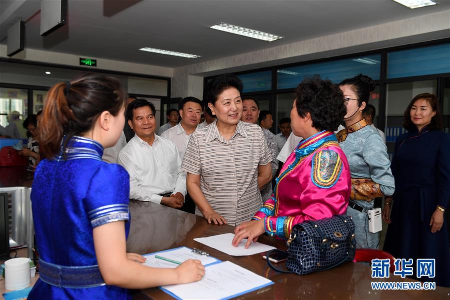 6月25日，全國民族團(tuán)結(jié)進(jìn)步創(chuàng)建經(jīng)驗(yàn)交流現(xiàn)場(chǎng)會(huì)在內(nèi)蒙古興安盟召開，中共中央政治局委員、國務(wù)院副總理劉延?xùn)|出席會(huì)議并講話。在內(nèi)蒙古期間，劉延?xùn)|考察內(nèi)蒙古人民代表會(huì)議舊址即&ldquo;五一會(huì)址&rdquo;，深入社區(qū)看望各族干部群眾。這是劉延?xùn)|在興安盟科右前旗興科社區(qū)與群眾交談。新華社記者 陳曄華 攝