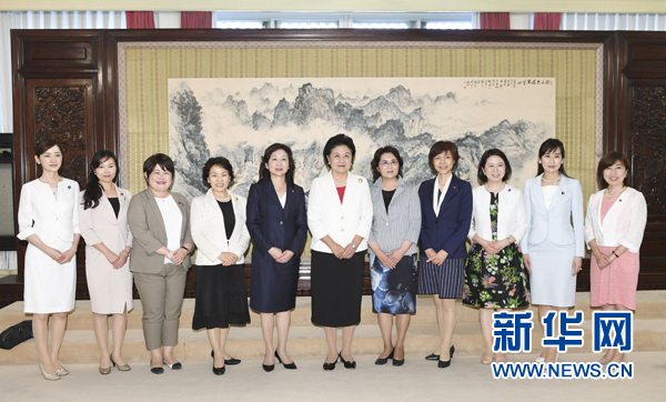 　　7月12日，國(guó)務(wù)院副總理劉延?xùn)|在北京會(huì)見以日本自民黨前總務(wù)會(huì)長(zhǎng)野田圣子為首的日本執(zhí)政黨女國(guó)會(huì)議員代表團(tuán)一行。 新華社記者 高潔 攝