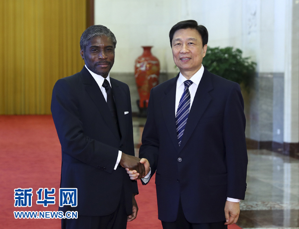 7月13日,中國國家副主席李源潮在北京人民大會堂與赤道幾內亞副總統曼格會談。 新華社記者 謝環馳 攝 7月13日,中國國家副主席李源潮在北京人民大會堂與赤道幾內亞副總統曼格會談。 新華社記者 謝環馳 攝