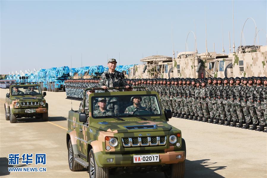 7月30日上午,慶祝中國人民解放軍建軍90周年閱兵在朱日和聯合訓練基地隆重舉行。中共中央總書記、國家主席、中央軍委主席習近平檢閱部隊并發表重要講話。這是習近平乘車檢閱部隊。新華社記者 李剛 攝 7月30日上午,慶祝中國人民解放軍建軍90周年閱兵在朱日和聯合訓練基地隆重舉行。中共中央總書記、國家主席、中央軍委主席習近平檢閱部隊并發表重要講話。這是習近平乘車檢閱部隊。新華社記者 李剛 攝