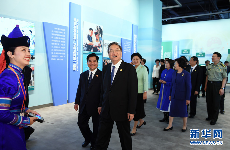 8月7日，中共中央政治局常委、全國政協(xié)主席、中央代表團(tuán)團(tuán)長俞正聲率代表團(tuán)全體成員來到內(nèi)蒙古展覽館，參觀《守望相助團(tuán)結(jié)奮斗&mdash;&mdash;慶祝內(nèi)蒙古自治區(qū)成立70周年展覽》。 新華社記者 張領(lǐng) 攝