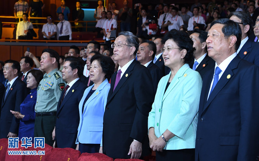 8月7日，慶祝內蒙古自治區成立70周年文藝晚會《贊歌》在內蒙古烏蘭恰特大劇院舉行。中共中央政治局常委、全國政協主席、中央代表團團長俞正聲和各族各界干部群眾等共約1300人觀看演出。新華社記者 張領 攝