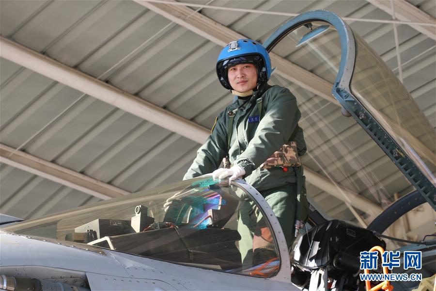 (建軍90周年·英雄·圖文互動(dòng))(1)聽(tīng),渤海灣有風(fēng)吹過(guò)來(lái)——追記海軍某艦載航空兵部隊(duì)一級(jí)飛行員張超