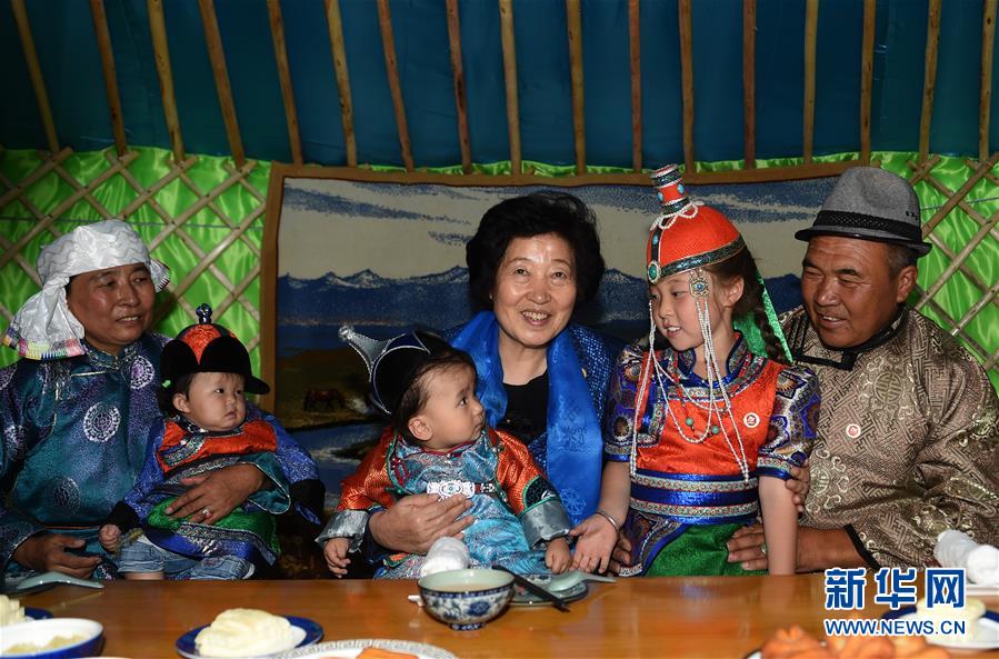 8月11日，帶著以習近平同志為核心的黨中央的親切關懷和全國各族人民的美好祝福，中共中央政治局委員、中央統(tǒng)戰(zhàn)部部長、中央代表團副團長孫春蘭率中央代表團三分團在錫林郭勒盟看望各族干部群眾，共同慶祝內(nèi)蒙古自治區(qū)成立70周年。這是孫春蘭在錫林浩特市寶力根蘇木牧民巴&middot;巴特爾（右一）家中看望。新華社記者 任軍川 攝
