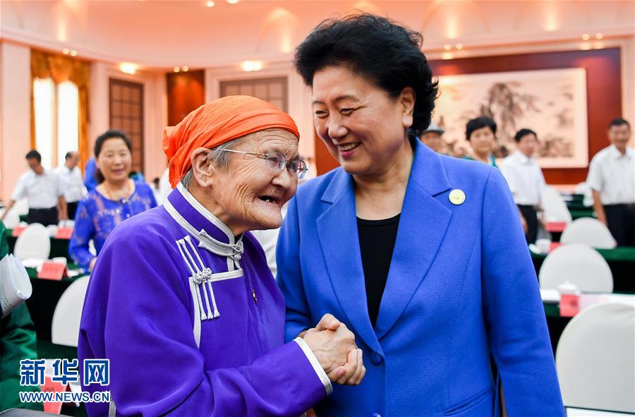 8月11日，中共中央政治局委員、國務院副總理、中央代表團副團長劉延東率中央代表團二分團，看望慰問烏蘭察布各族干部群眾，轉達以習近平同志為核心的黨中央的親切關懷和全國人民的美好祝愿。這是劉延東在出席烏蘭察布市慶祝內蒙古自治區成立70周年座談會后，與&ldquo;草原母親&rdquo;都貴瑪親切交談。新華社記者 連振 攝