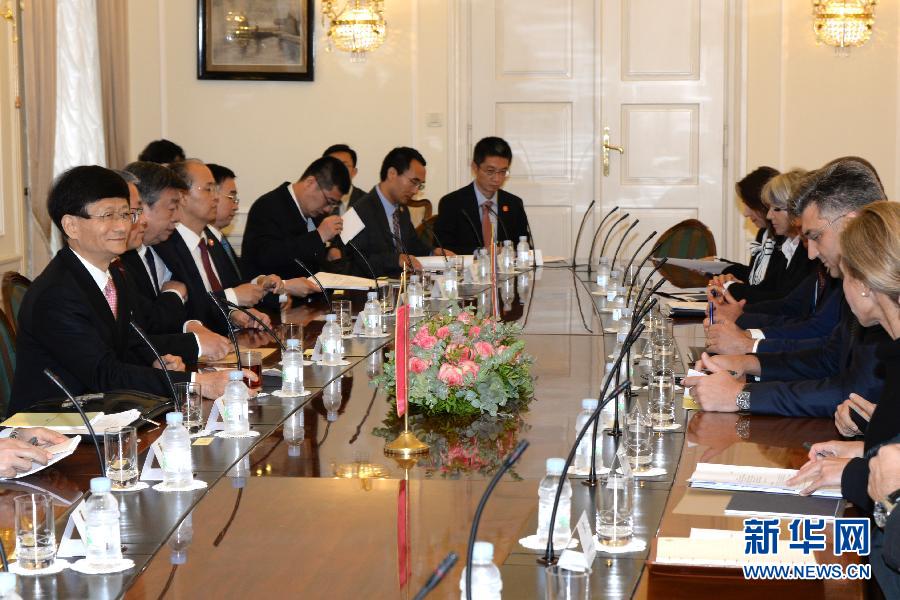 9月12日，克羅地亞總理普連科維奇（右二）在首都薩格勒布會見到訪的習近平主席特使、中共中央政治局委員、中央政法委書記孟建柱（左一）。新華社記者高磊攝