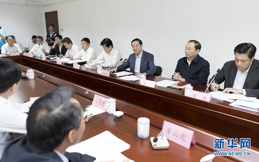 9月22日,中共中央政治局委員、中央書記處書記、中宣部部長劉奇葆在北京調(diào)研京劇像音像工程情況。這是劉奇葆與有關(guān)方面負(fù)責(zé)同志座談交流。新華社記者 丁海濤 攝 9月22日,中共中央政治局委員、中央書記處書記、中宣部部長劉奇葆在北京調(diào)研京劇像音像工程情況。這是劉奇葆與有關(guān)方面負(fù)責(zé)同志座談交流。新華社記者 丁海濤 攝