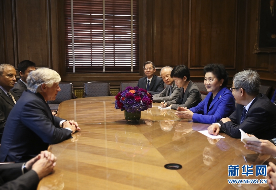 當(dāng)?shù)貢r間9月26日,國務(wù)院副總理劉延?xùn)|在紐約哥倫比亞大學(xué)出席中美大學(xué)校長與智庫論壇并發(fā)表主旨演講。這是論壇開始前,國務(wù)院副總理劉延?xùn)|(右二)會見哥倫比亞大學(xué)校長博林格(左)。新華社記者 王迎 攝 當(dāng)?shù)貢r間9月26日,國務(wù)院副總理劉延?xùn)|在紐約哥倫比亞大學(xué)出席中美大學(xué)校長與智庫論壇并發(fā)表主旨演講。這是論壇開始前,國務(wù)院副總理劉延?xùn)|(右二)會見哥倫比亞大學(xué)校長博林格(左)。新華社記者 王迎 攝