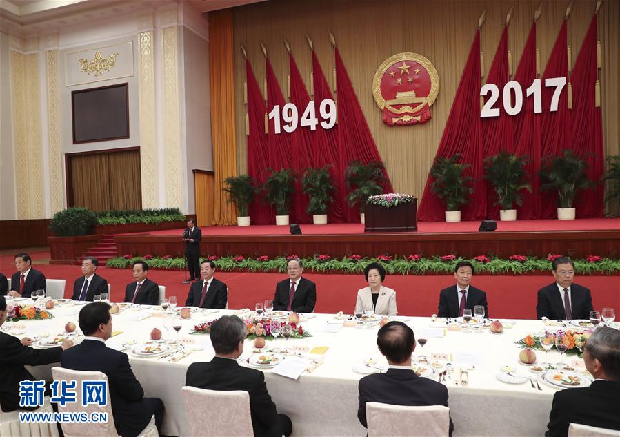 9月28日，全國政協(xié)辦公廳、中共中央統(tǒng)戰(zhàn)部、國務(wù)院僑辦、國務(wù)院港澳辦、國務(wù)院臺(tái)辦在北京人民大會(huì)堂聯(lián)合舉行國慶招待會(huì)。中共中央政治局常委、全國政協(xié)主席俞正聲與2800多名港澳臺(tái)僑各界代表歡聚一堂，慶祝中華人民共和國成立68周年。這是俞正聲在招待會(huì)上致辭。新華社記者 龐興雷 攝