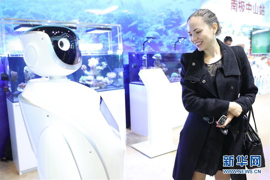 （圖文互動）（1）&ldquo;中共十八大以來非常有成就的五年&rdquo;&mdash;&mdash;外國嘉賓參觀&ldquo;砥礪奮進的五年&rdquo;大型成就展