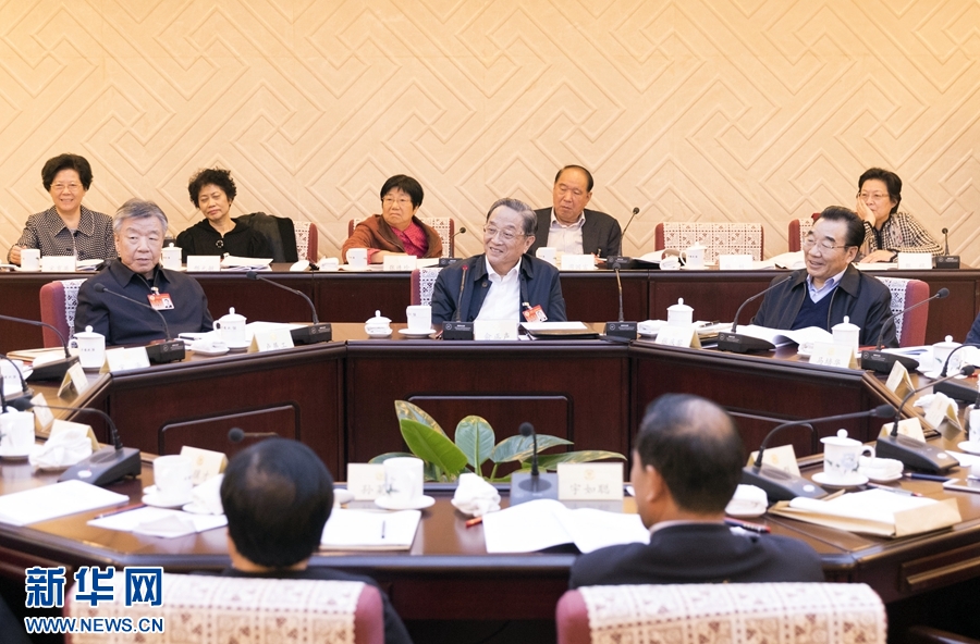 10月30日，政協第十二屆全國委員會常務委員會第二十三次會議舉行分組討論，與會人員圍繞深入學習貫徹中共十九大精神認真討論，積極建言獻策。全國政協主席俞正聲參加討論。新華社記者 丁海濤 攝