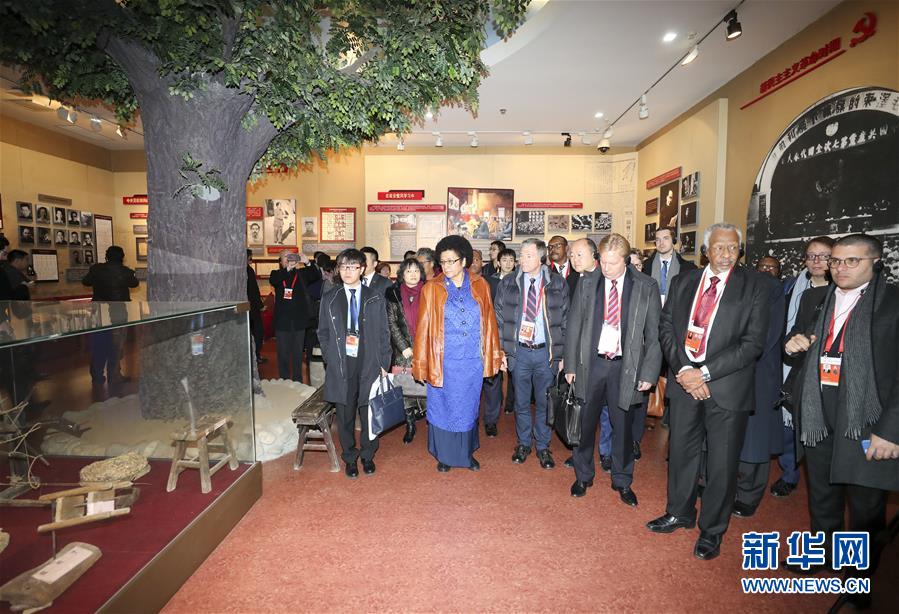 （新華全媒頭條·圖文互動）（4）全黨來一個大學習——新時代中國共產黨人的理論自覺