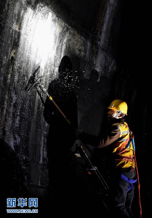 （走基層 聽民聲）（5）鐵路守護者 隧道&ldquo;打冰人&rdquo;
