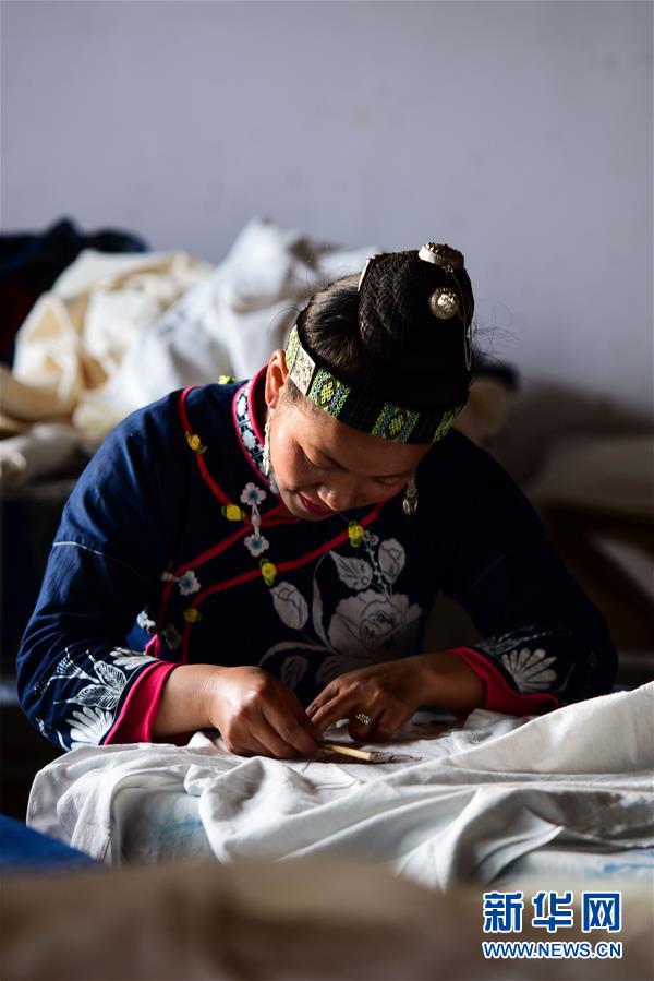 （社會）（5）貴州丹寨：&ldquo;指尖經濟&rdquo;繪制脫貧藍圖