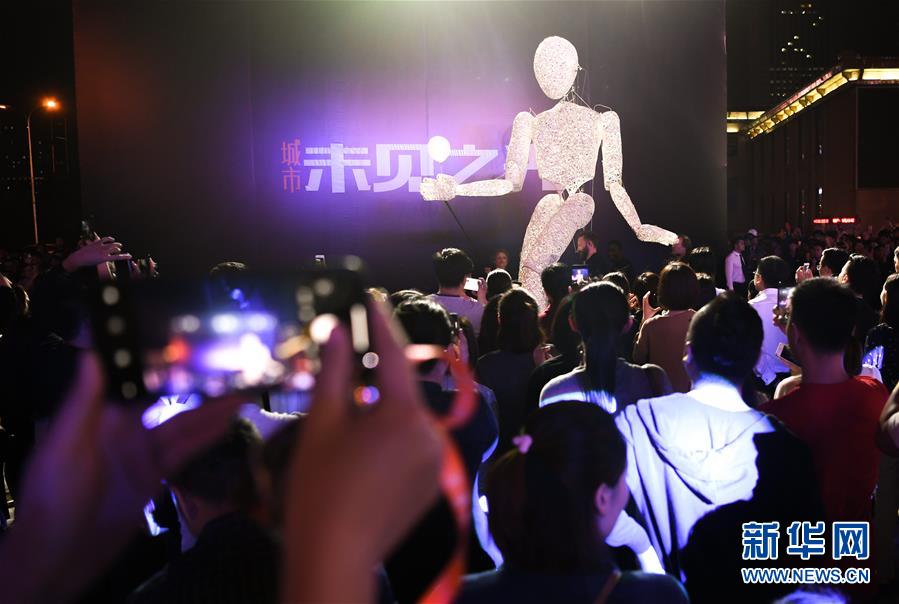 （文化）（3）&ldquo;巨型發光人偶&rdquo;亮相沈陽